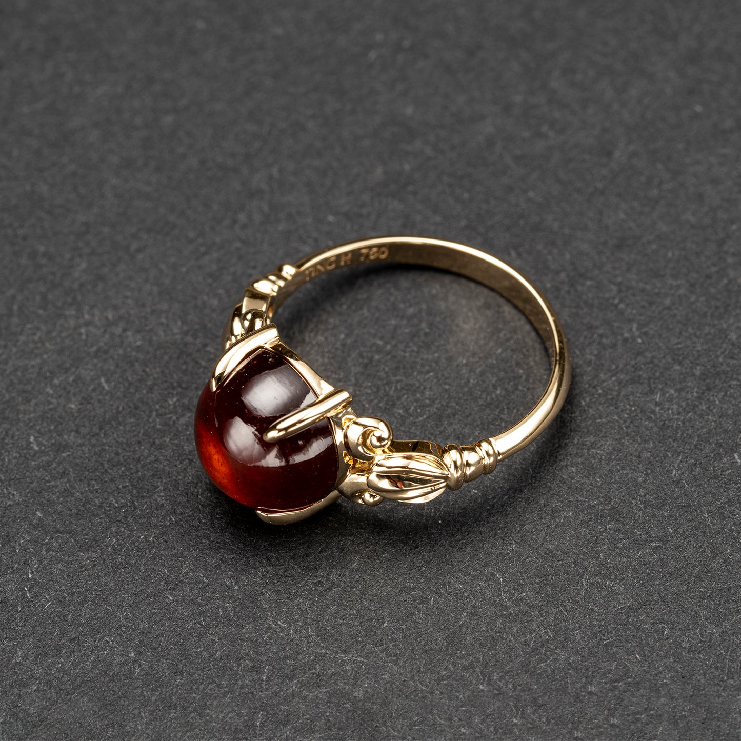 Burgundy Grace | 18K Gold Garnet Ring