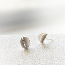 將圖片載入圖庫檢視器 銀飾 耳環  綻放系列 - 花瓣 貼耳耳環
